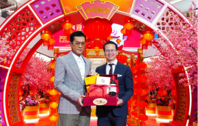 
							演員古天樂(lè)現(xiàn)身南京ifc商場(chǎng)參加“彩燈鴻運(yùn)庭園迎新歲啟動(dòng)禮”和粉絲快樂(lè)迎新年