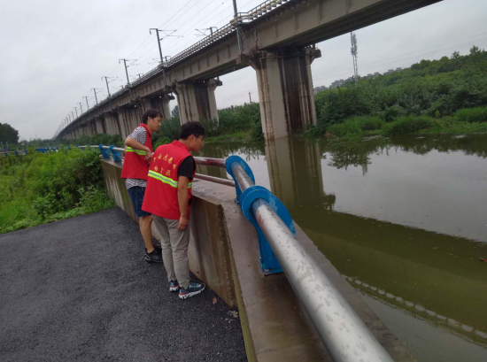 繃緊弦 卯足勁:馨康苑社區(qū)防汛排查不停歇