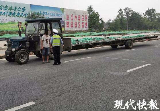 變形金剛？拖拉機私改 變身超長版拖車