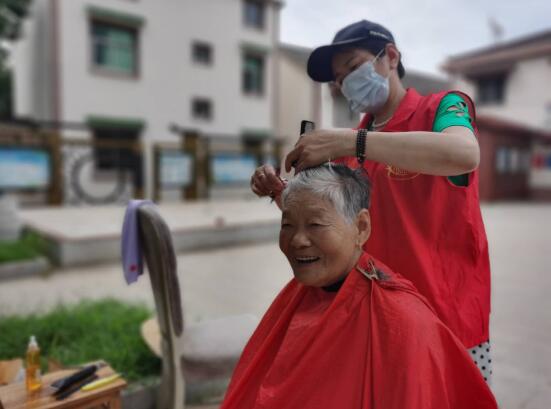 新時(shí)代文明實(shí)踐丨鶴齡社區(qū)開(kāi)展“文明志愿 免費(fèi)理發(fā)”活動(dòng)