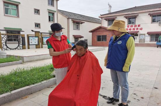 新時(shí)代文明實(shí)踐丨鶴齡社區(qū)開(kāi)展“文明志愿 免費(fèi)理發(fā)”活動(dòng)