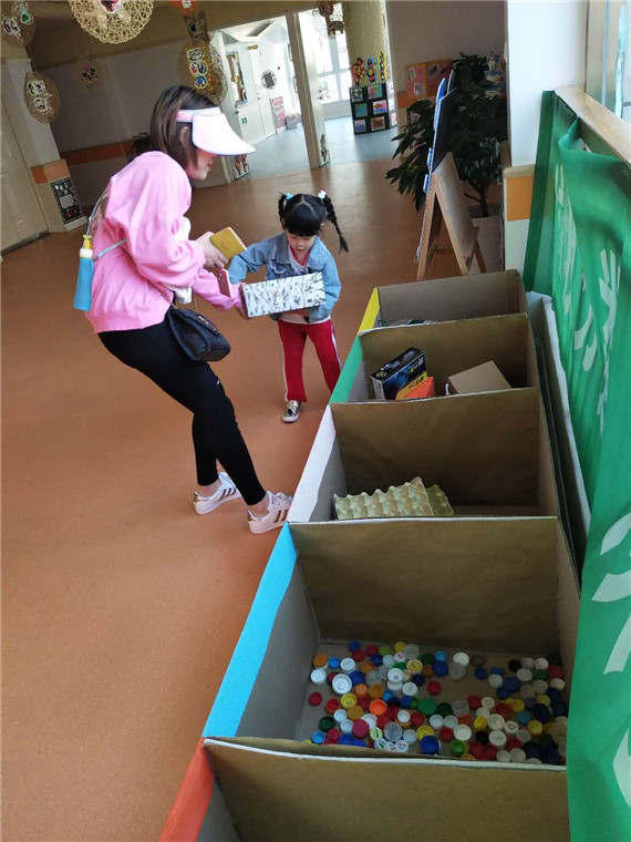 金陵驛社區(qū)開展“垃圾分類 從我做起”兒童環(huán)?；顒?dòng)