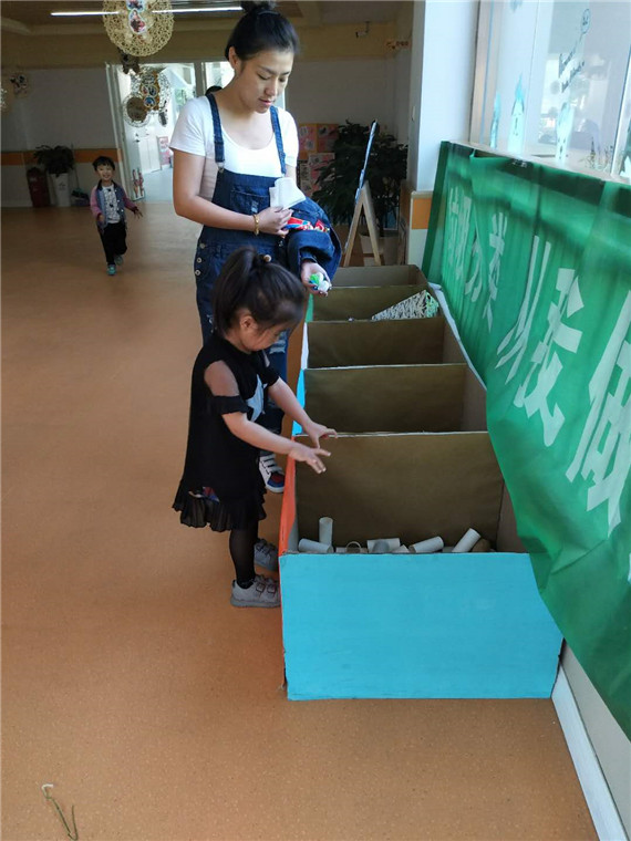 金陵驛社區(qū)開展“垃圾分類 從我做起”兒童環(huán)?；顒?dòng)