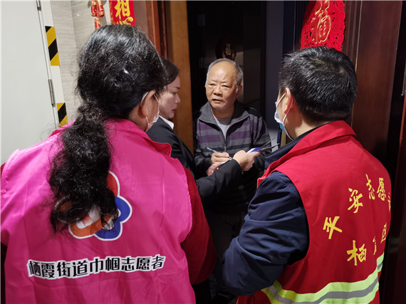 攝山村：學(xué)黨史、辦實(shí)事 小區(qū)反電詐宣傳不停歇