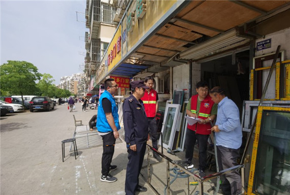 馨康苑社區(qū)：聯(lián)合落實(shí)門前三包排水證辦理