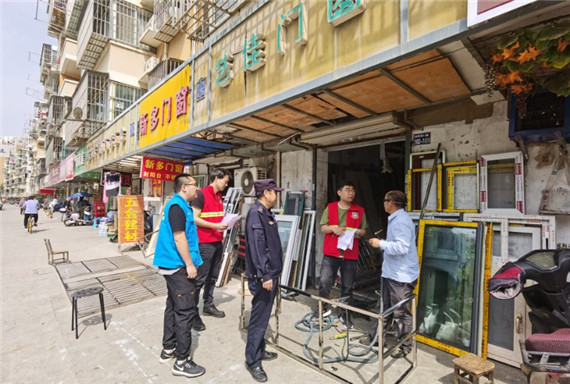 馨康苑社區(qū)：聯(lián)合落實(shí)門前三包排水證辦理