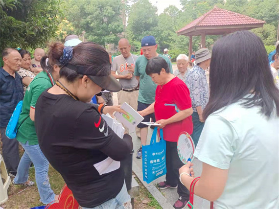 馨康苑社區(qū)開(kāi)展廣場(chǎng)活動(dòng)舉辦“垃圾分類(lèi)”趣味課堂