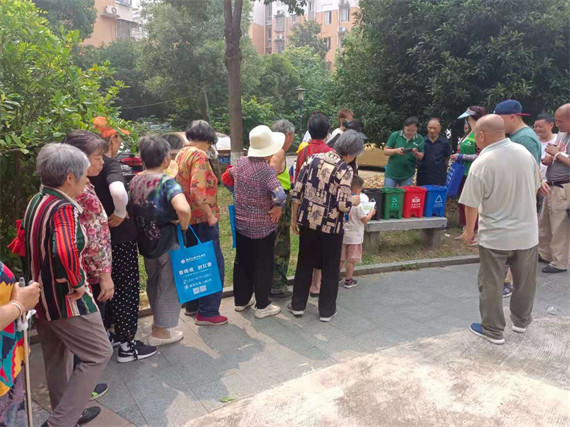 馨康苑社區(qū)開(kāi)展廣場(chǎng)活動(dòng)舉辦“垃圾分類(lèi)”趣味課堂