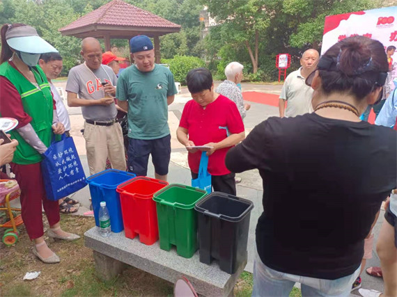 馨康苑社區(qū)開(kāi)展廣場(chǎng)活動(dòng)舉辦“垃圾分類(lèi)”趣味課堂