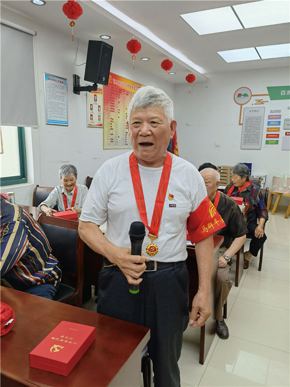 【學(xué)黨史辦實事】百水家園社區(qū)黨委開展頒發(fā)“光榮在黨50年”紀(jì)念章暨黨員過“政治生日”主題黨日活動