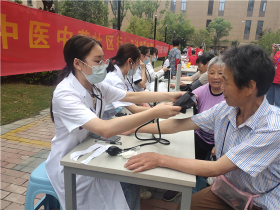 石埠橋村社區(qū):專家送來健康經(jīng) 群眾困難隨之去