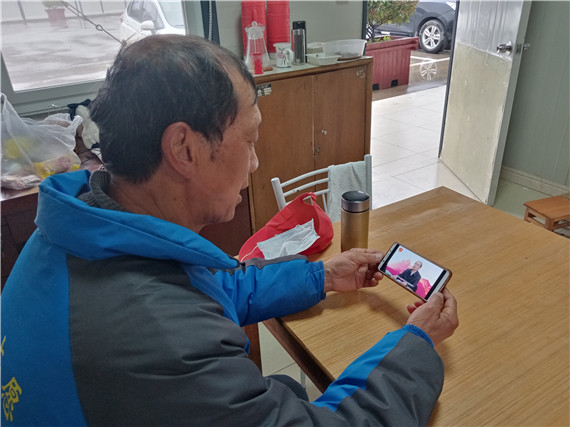 南水社區(qū)組織老黨員學(xué)習(xí)離退休干部網(wǎng)上專(zhuān)題報(bào)告會(huì)