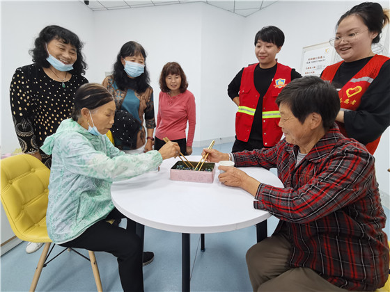 做游戲 吃蛋糕 話家常 向上社區(qū)歡樂過重陽(yáng)