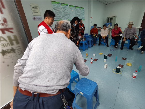 做游戲 吃蛋糕 話家常 向上社區(qū)歡樂過重陽(yáng)