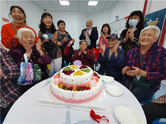 做游戲 吃蛋糕 話家常 向上社區(qū)歡樂過重陽(yáng)