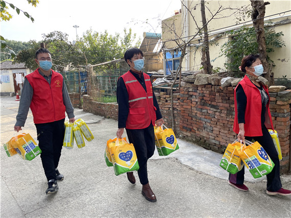 棲霞社區(qū)：關(guān)愛(ài)困難老人 溫暖送進(jìn)家門(mén)