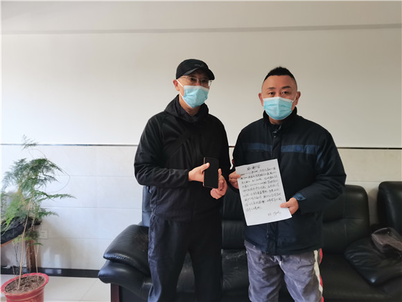 老年乘客趕車匆忙手機掉落路口 細(xì)心公交駕駛員下車幫拾回