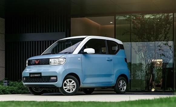 三輛五菱宏光MINI EV路口撞到一塊！網(wǎng)友：真賣爆 出鏡率滿大街