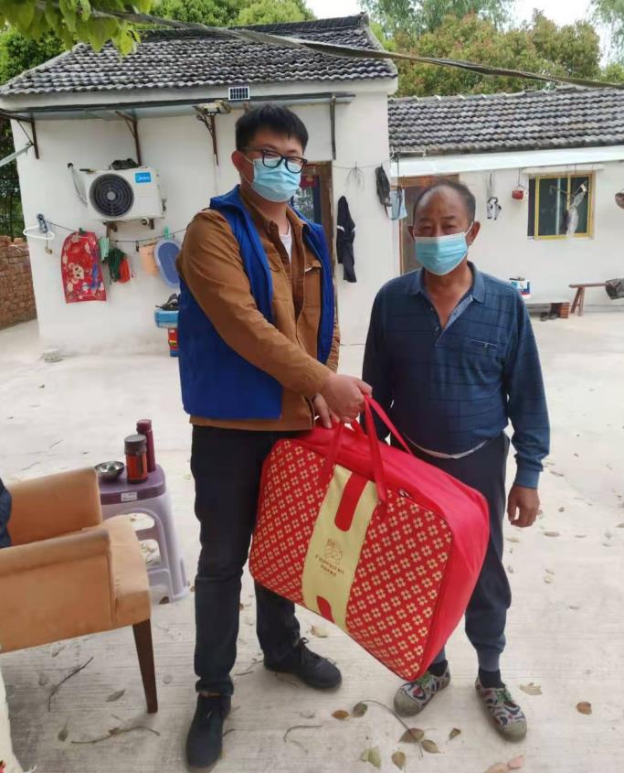 晶明村:網(wǎng)格員走訪慰問困難退役軍人