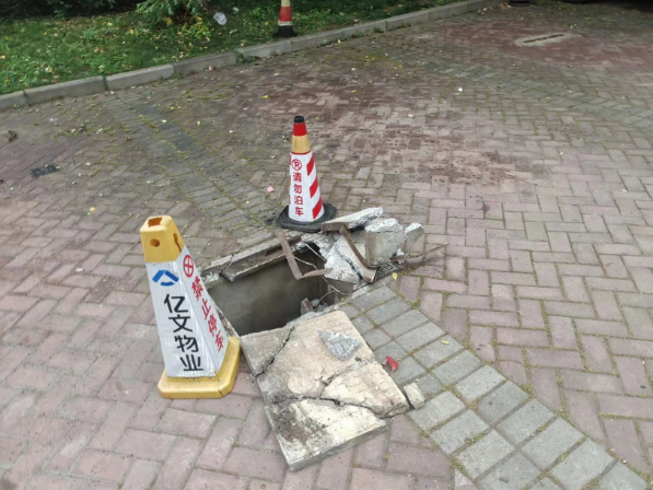 金陵驛社區(qū)維修窨井蓋，消除安全隱患